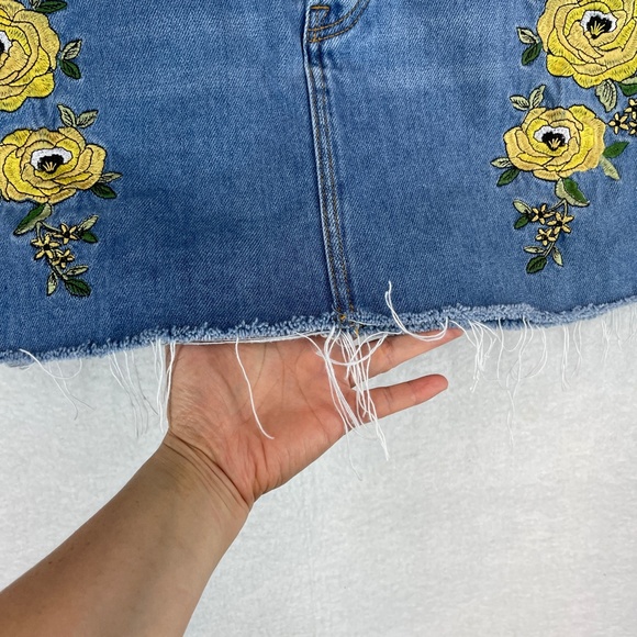 Forever 21 Floral Embroidered Denim Mini Skirt Blue Button Fly Size 30 - Picture 5 of 10